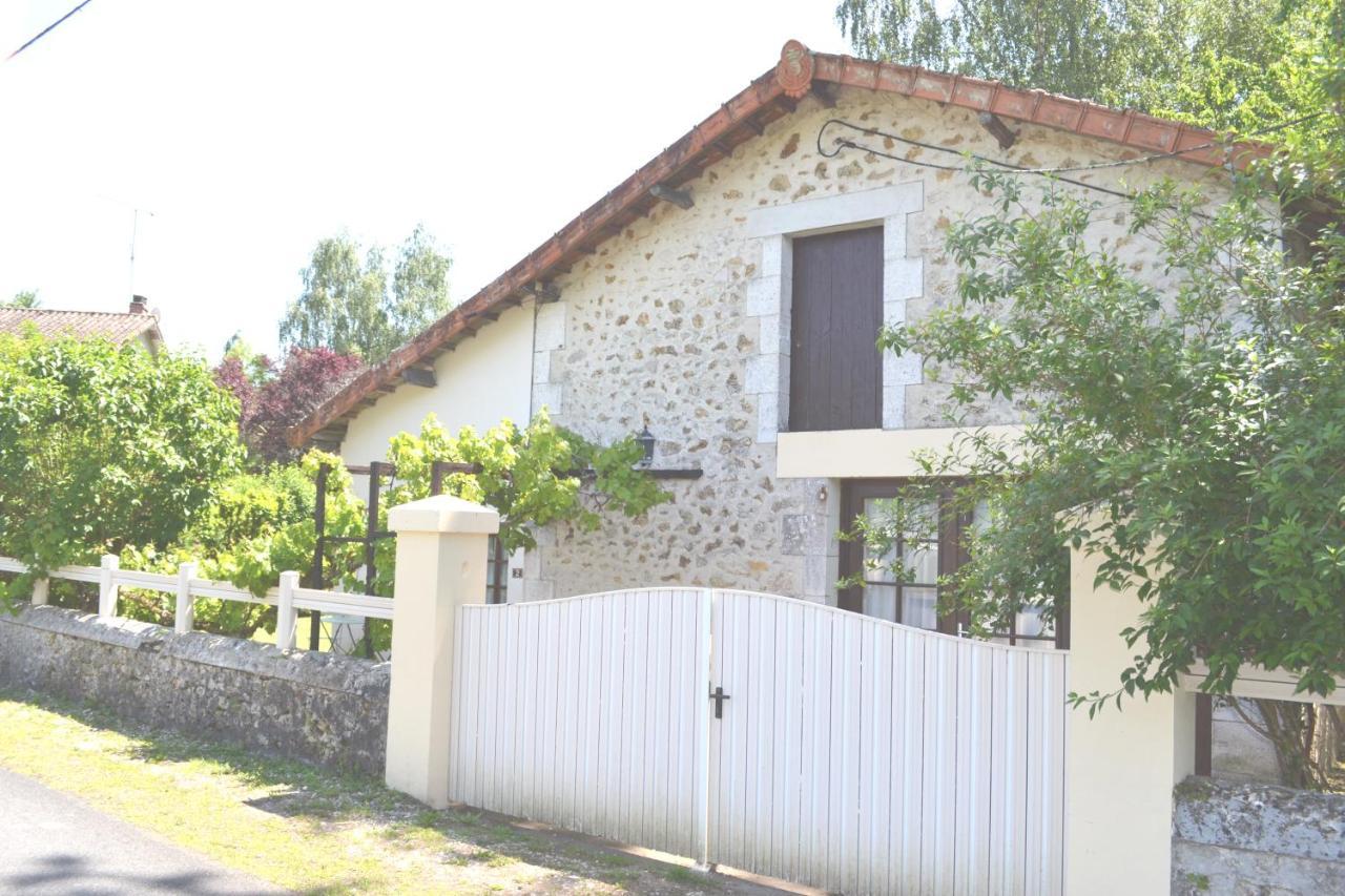 Les Bruyeres Gite Montbron Екстериор снимка